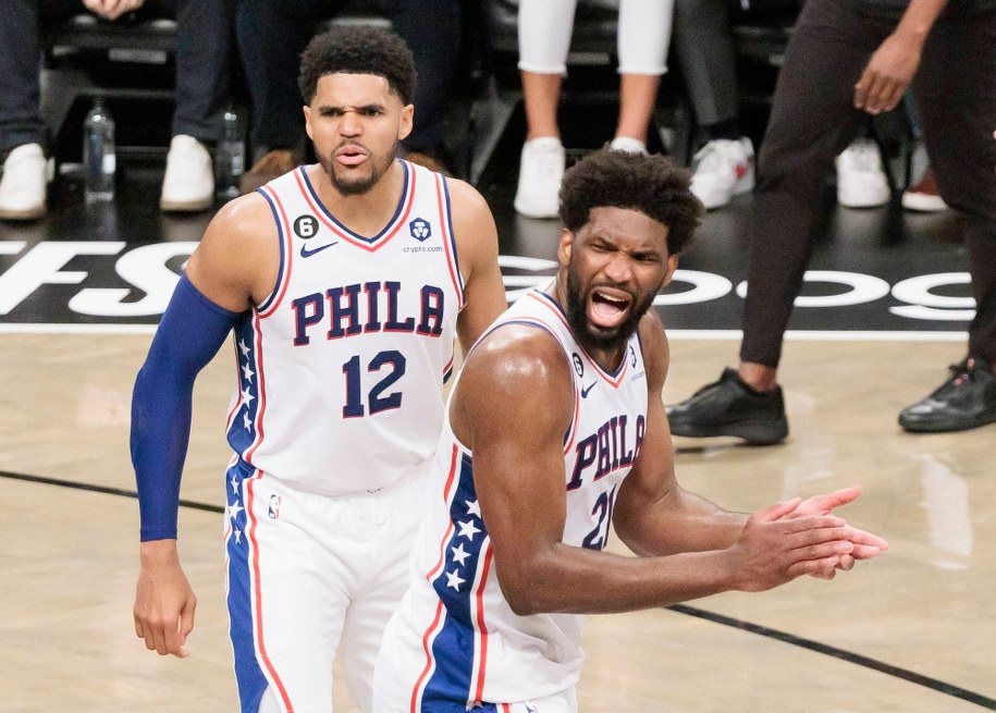 Joel Embiid (z prawej) i Tobias Harris /JUSTIN LANE /PAP/EPA