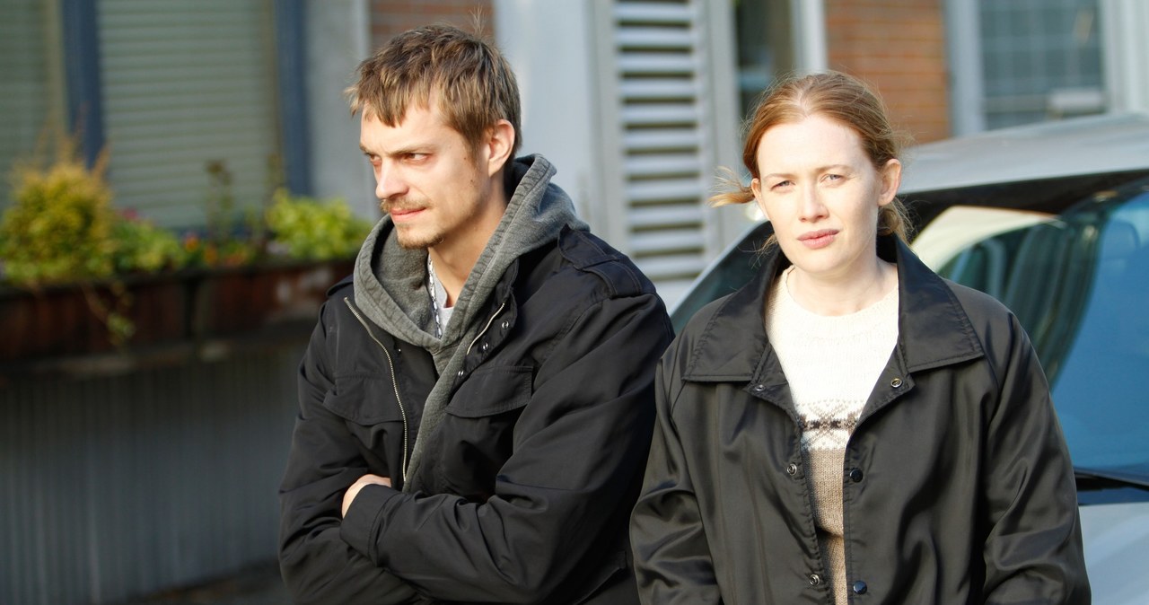 Joel Kinnaman, Mireille Enos (kadr z serialu "Dochodzenie") /Chris Large/Everett Collection /East News