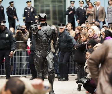 Joel Kinnaman w scenie z filmu "RoboCop"