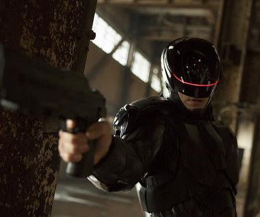 Joel Kinnaman w scenie z filmu "RoboCop"