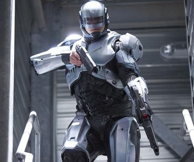 Joel Kinnaman w scenie z filmu "RoboCop"