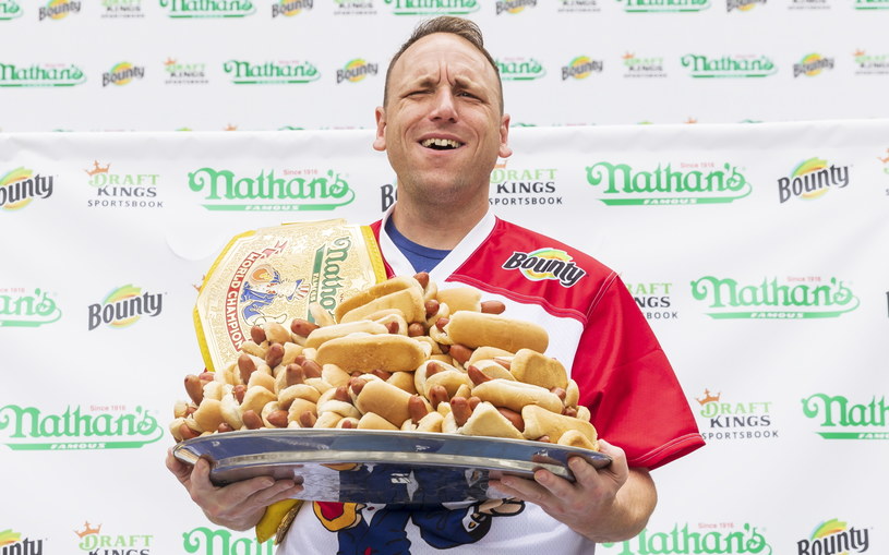 Joey Chestnut, amerykański mistrz w sztuce szybkiego pochłaniania hot dogów /PAP/EPA/Justin Lane /PAP