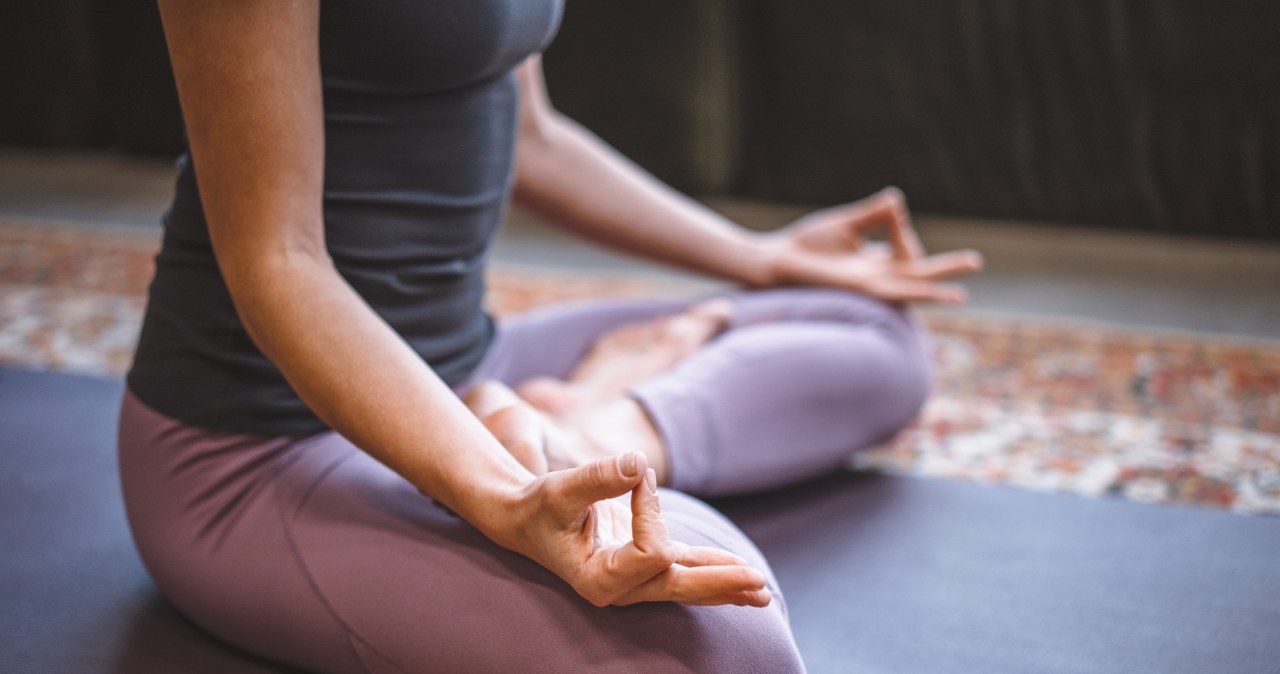 Joga i medytacja mogą pomóc w radzeniu sobie z uciążliwymi myślami /123RF/PICSEL