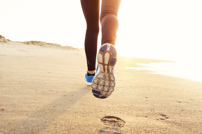 Jogging na piasku jest bardziej wymagający, ale i bardziej relaksujący /Adobe Stock