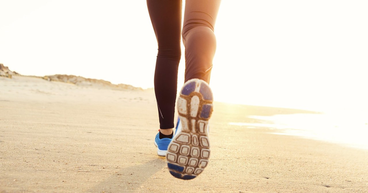 Jogging na piasku jest bardziej wymagający, ale i bardziej relaksujący /Adobe Stock