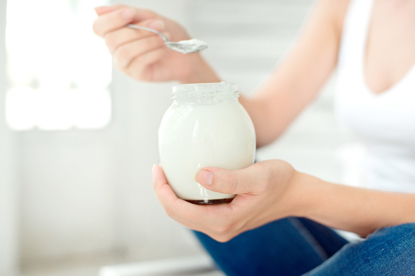 Jogurt, kefir, maślanka - w naszym jesiennym jadłospisie nie może zabraknąć mlecznych produktów /123RF/PICSEL