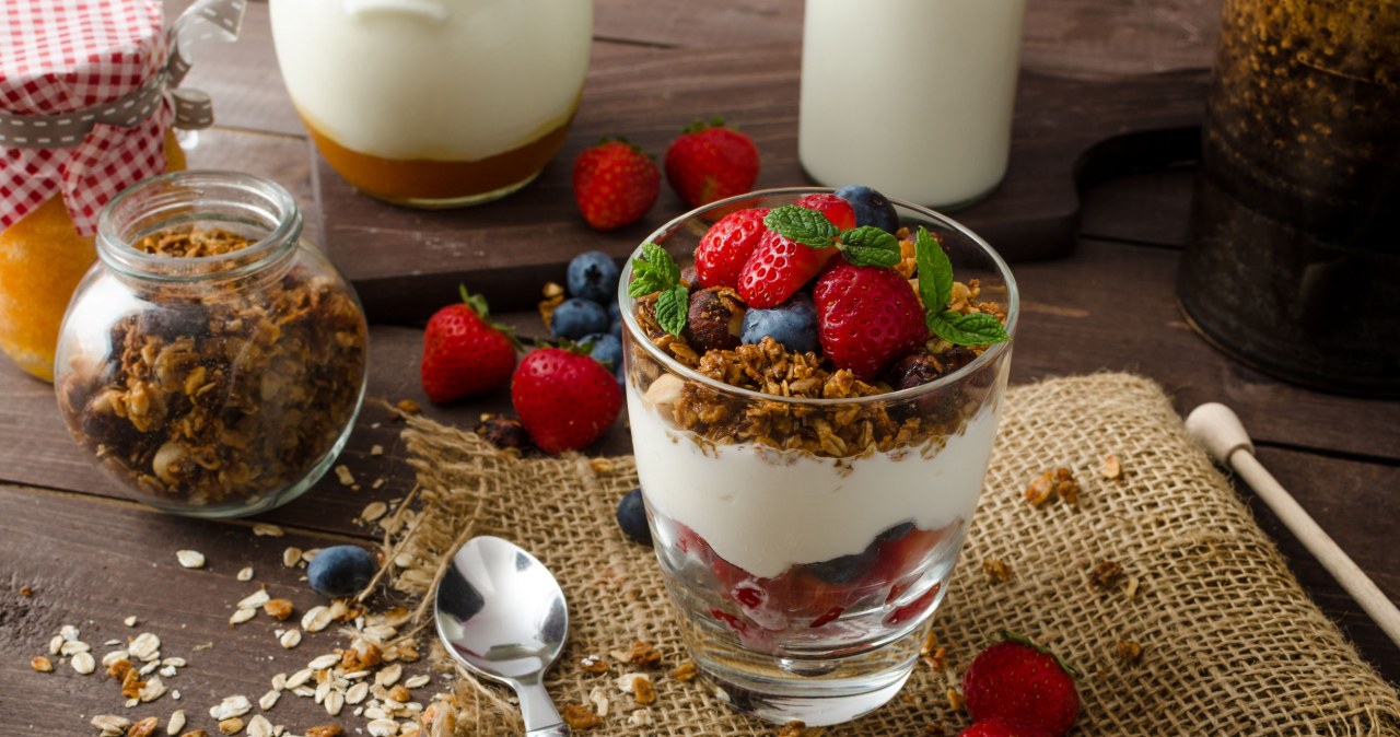 Jogurt kozi jest idealny na śniadanie. /123RF/PICSEL