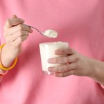 Jogurt z tym dodatkiem to duet idealny. Naukowcy potwierdzają jego działanie na jelita