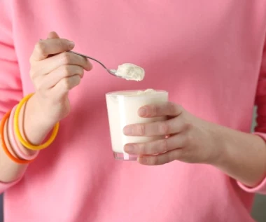Jogurt z tym dodatkiem to duet idealny. Naukowcy potwierdzają jego działanie na jelita