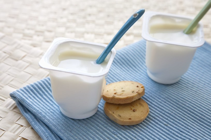 Jogurt zawiera bifidobakterie i pałeczki kwasu mlekowego /123RF/PICSEL