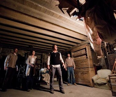 John Brotherton, Vera Farmiga, Patrick Wilson i Ron Livingston w scenie z filmu "Obecność"