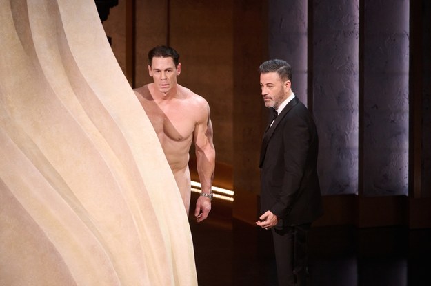 John Cena i Jimmy Kimmel na oscarowej scenie /Phil McCarten ©A.M.P.A.S. /©A.M.P.A.S.