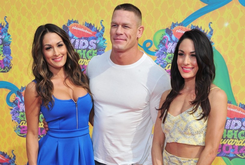 John Cena wraz z siostrami bliźniaczkami Nikki Bella i Brianna Bella reprezentują federację WWE /AFP
