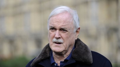 John Cleese powraca do swojej kultowej roli!