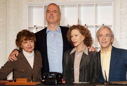 John Cleese z aktorkami, występującymi w "Hotelu Zacisze" - fot. Dave Hogan /Getty Images/Flash Press Media