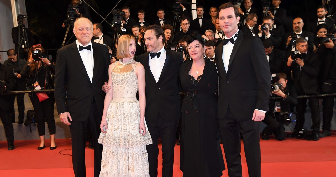 John Doman, Ekaterina Samsonov, Joaquin Phoenix, Lynne Ramsay i Alex Manette w Cannes /AFP