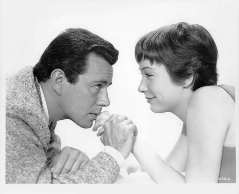 John Forsythe i Shirley MacLaine w 1955 roku /Paramount Pictures /Getty Images