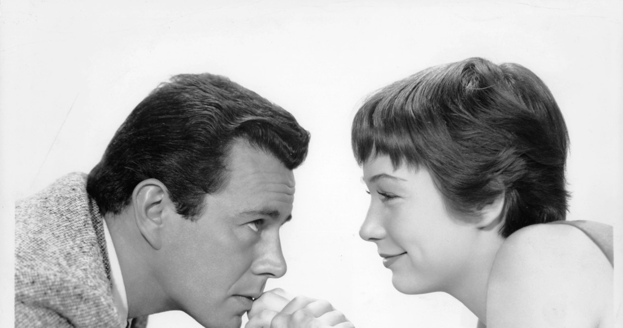 John Forsythe i Shirley MacLaine w 1955 roku /Paramount Pictures /Getty Images