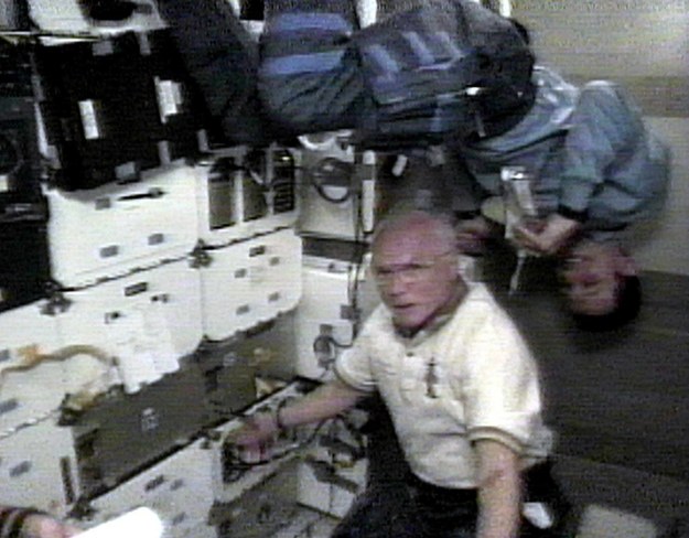 John Glenn i hiszpański astronauta Pedro Duque na pokładzie Discovery, październik 1998 /NASA/HANDOUT /PAP/EPA