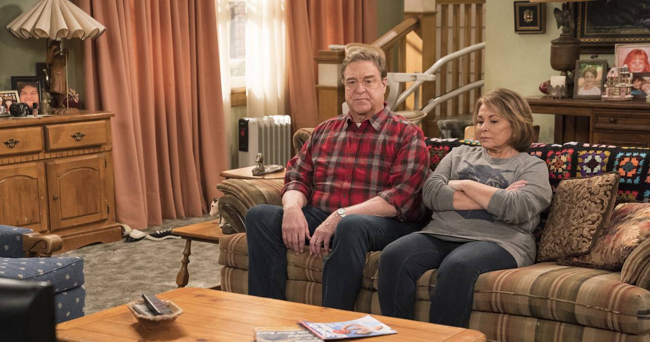 John Goodman i Roseanne Barr w sitcomie "Roseanne" /Greg Gayne / Capital Pictures /Getty Images