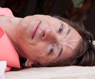 John Hawkes w scenie z filmu "Sesje"