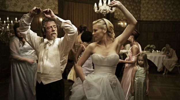 John Hurt i Kirsten Dunst w filmie "Melancholia" /materiały prasowe