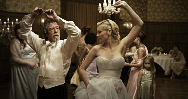 John Hurt i Kirsten Dunst w filmie "Melancholia" /materiały prasowe