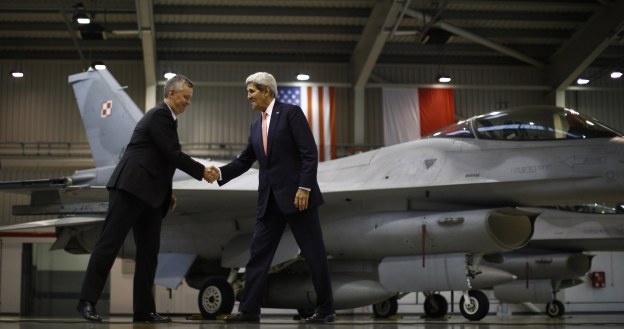 John Kerry i Tomasz Siemoniak przed polskim F-16 w bazie w Łasku /AFP