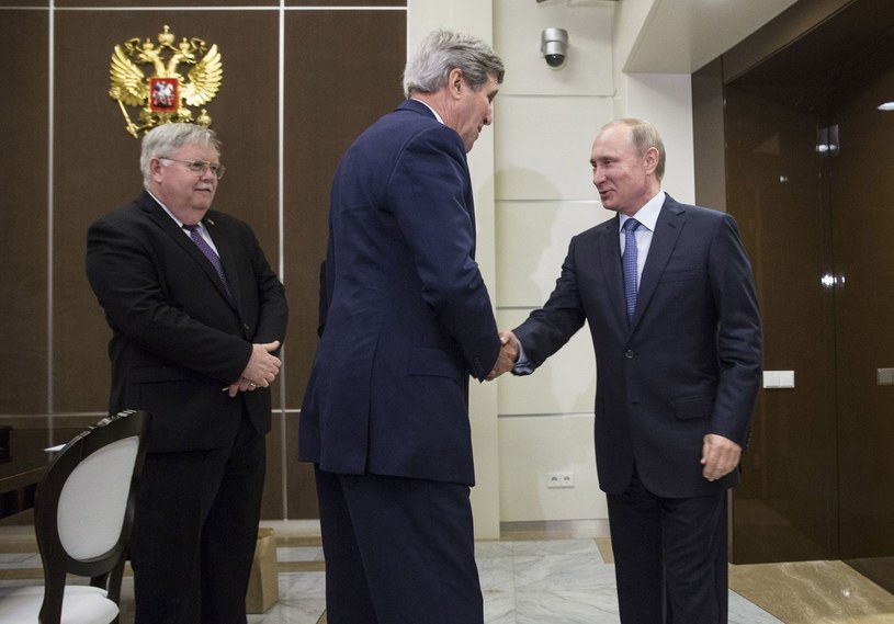 John Kerry i Władimir Putin podczas spotkania w Soczi /JOSHUA ROBERTS  /AFP