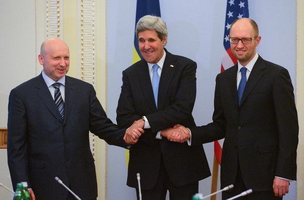 John Kerry w czasie spotkania z Arsenijem Jaceniukiem i Ołeksandrem Turczynowem /Andrew Kravchenko /PAP/EPA