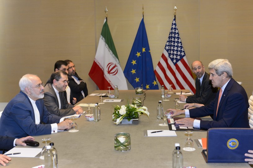 John Kerry (z prawej) w trakcie rozmów z Mohammadem Dżawadem Zarifem /PAP/EPA