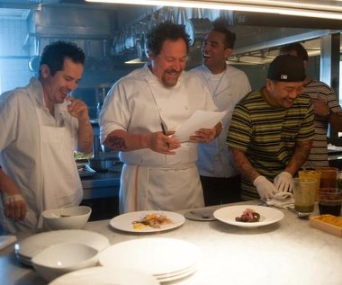 John Leguizamo, Jon Favreau i Bobby Cannavale w scenie z filmu "Szef"