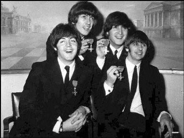 John Lennon (drugi od prawej) w The Beatles /arch. AFP