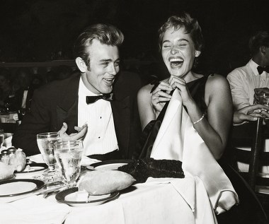 John Lennon powiedział kiedyś, że bez Jamesa Deana Beatlesi nigdy by nie powstali, a Elvis Presley nazwał go geniuszem.

Choć w swoim dorobku miał jedynie trzy role główne, Ameryka zwariowała na punkcie przystojniaka, który stał się ikoną popkultury i symbolem nonkonformizmu.