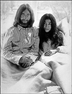 John Lennon z żoną Yoko Ono /AFP