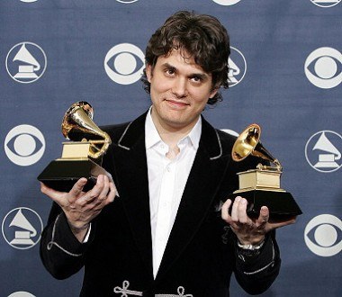 John Mayer prezentuje swoje dwie Grammy zdobyte w lutym 2005 roku /AFP