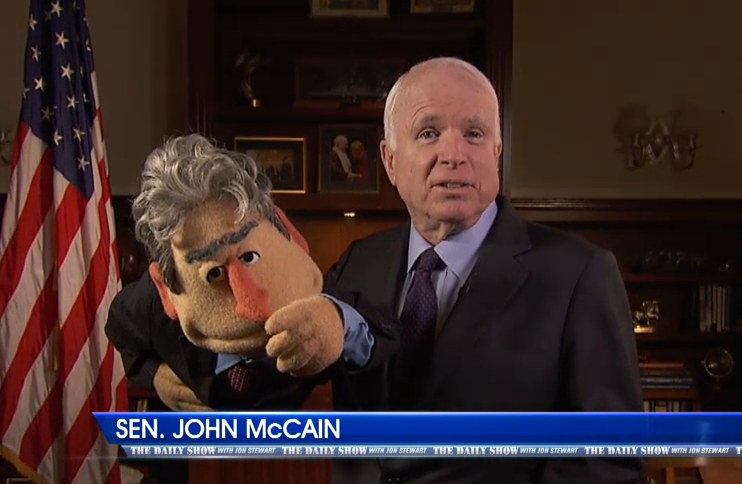 John McCain z kukiełką Jona Stewarta /Comedy Central /