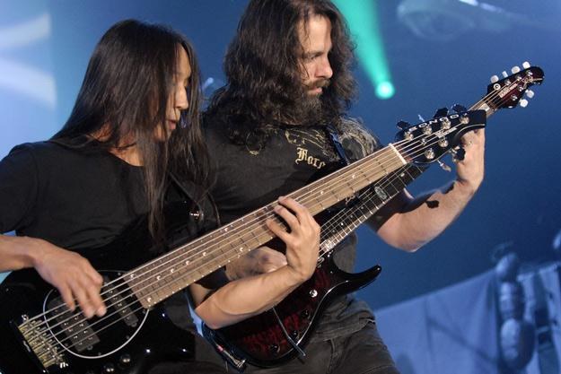 John Myung i John Petrucci podczas koncertu w Warszawie w 1997 roku - fot. Donat Brykczynski /Reporter