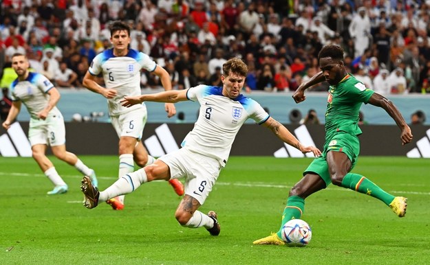 John Stones i Boulaye Dia w trakcie meczu Anglia - Senegal /NEIL HALL /PAP/EPA