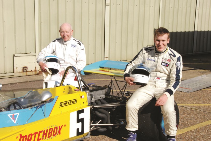 John Surtees z synem Henrym, który w 2009 roku, w wieku 18 lat, zginął na torze Brands Hatch /Informacja prasowa