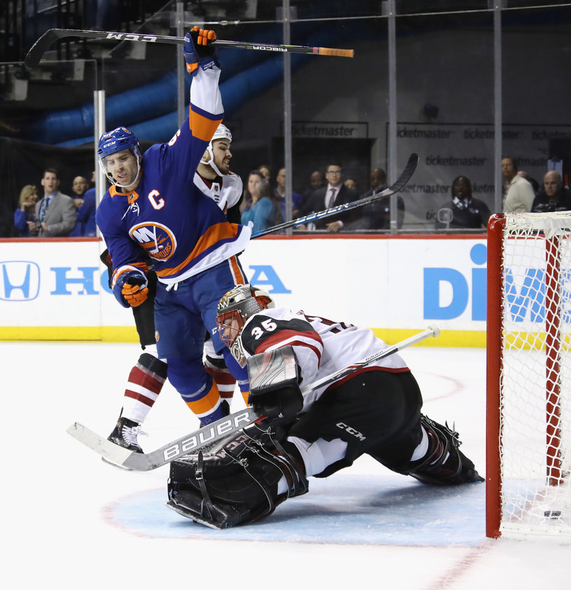 John Tavares (niebieski strój) strzela jednego z goli dla NY Islanders /Bruce Bennett /Getty Images