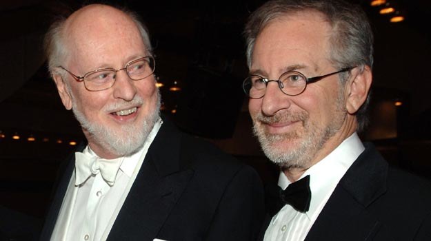 John Williams (L) jest stałym współpracownikiem Stevena Spielberga (P) - fot. Brad Barket /Getty Images/Flash Press Media