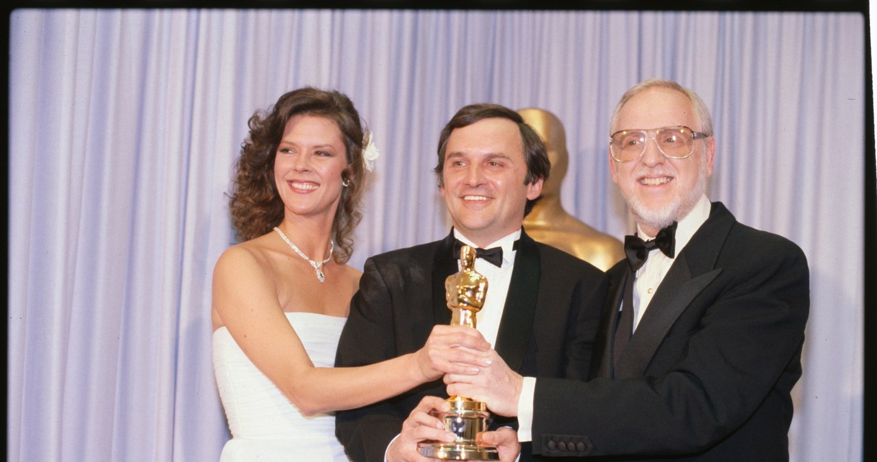 John Zaritsky (w środku) otrzymał Oscara w 1983 roku za film dokumentalny "Just Another Missing Kid". Otrzymał go z rąk Jo Beth Williams i Davida Wolpera / Bettmann / Contributor /Getty Images