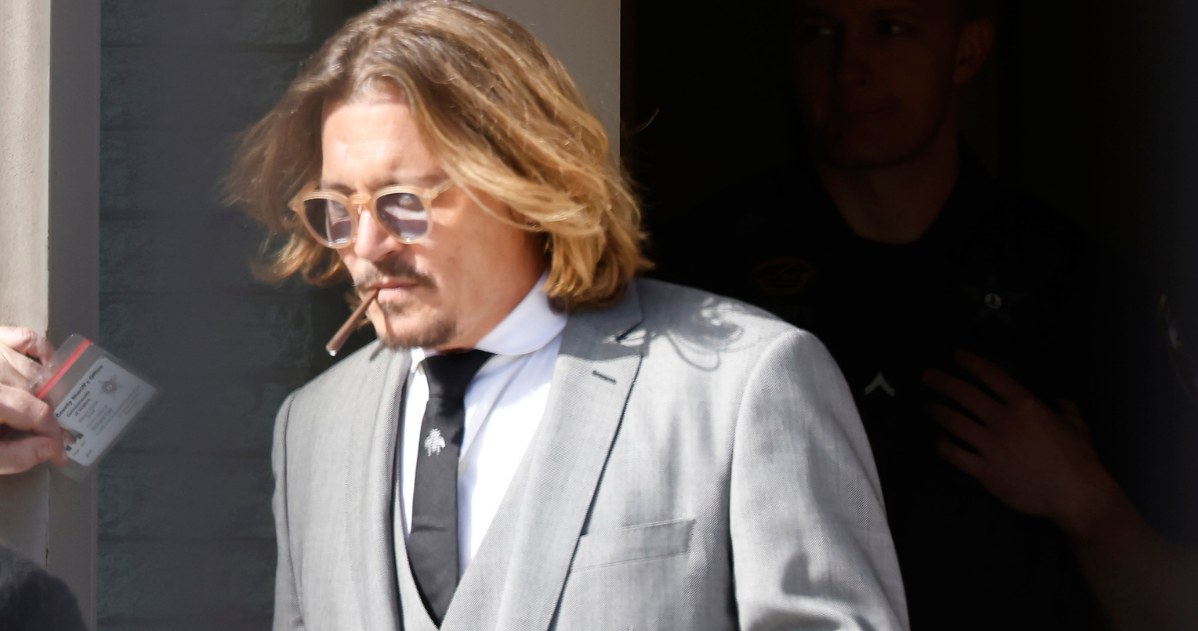 Johnny Deep palił cygaretkę po rozprawie /Paul Morigi/Getty Image /Getty Images