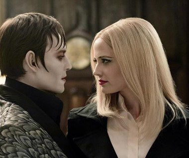 Johnny Depp i Eva Green w scenie z filmu "Mroczne cienie"