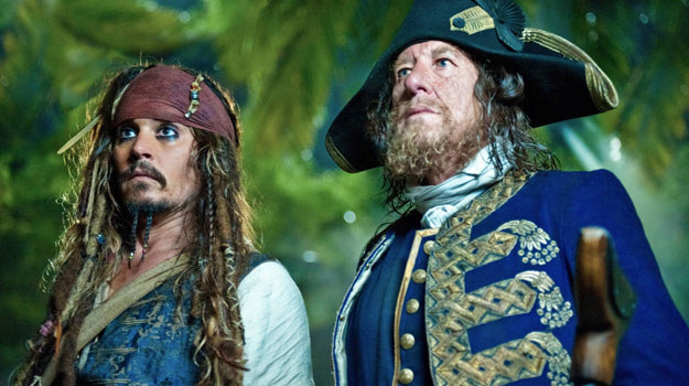 Johnny Depp i Geoffrey Rush w scenie z filmu "Piraci z Karaibów: Na nieznanych wodach" /materiały prasowe
