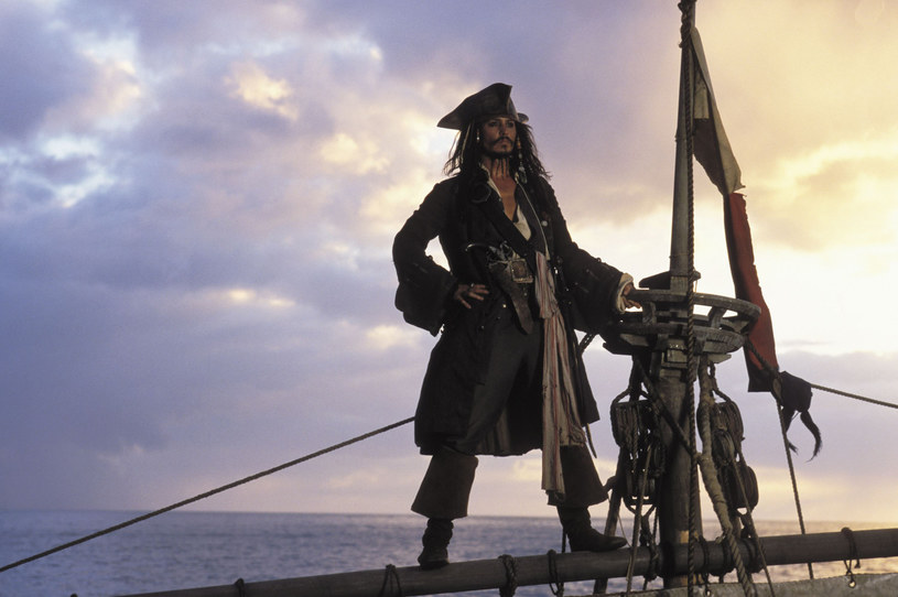 Johnny Depp jako Jack Sparrow w filmie "Piraci z Karaibów. Klątwa Czarnej Perły" /AKPA