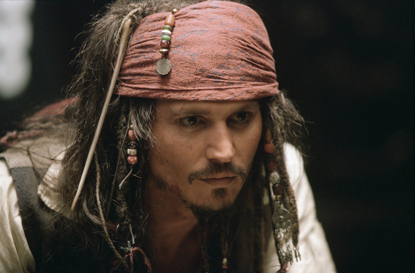 Johnny Depp jako Jack Sparrow w filmie "Piraci z Karaibów: Klątwa Czarnej Perły" /AKPA