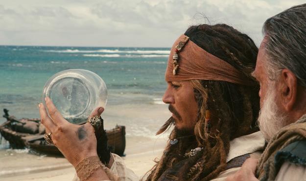 Johnny Depp jako kapitan Jack Sparrow w filmie "Piraci z Karaibów: Na nieznanych wodach" /materiały prasowe