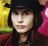 Johnny Depp jako Willy Wonka w filmie "Charlie i fabryka czekolady" /INTERIA.PL